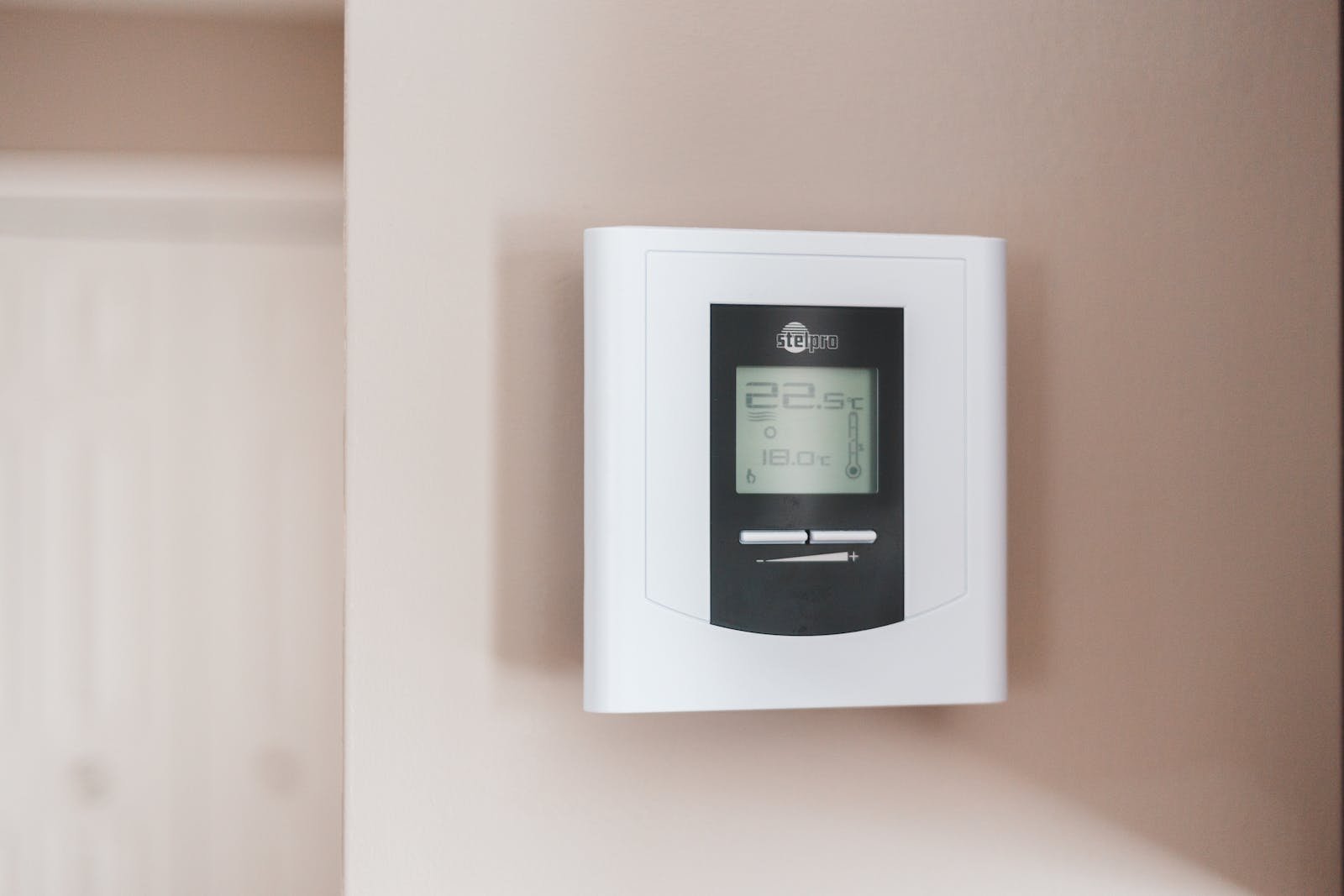 Heating Installation in Wellington, West Palm Beach, Boca Raton and the surrounding area. A photo of a thermostat.